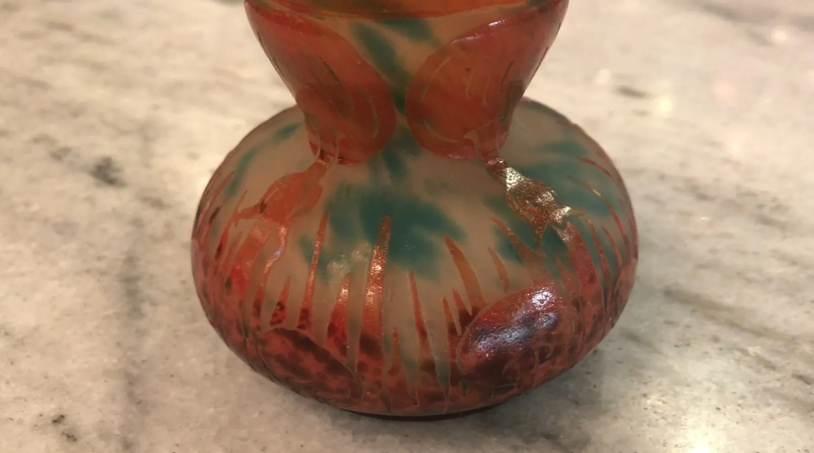 Vidrio antiguo firmado Le Verre con colores sutiles, formas suaves, fondo neutral