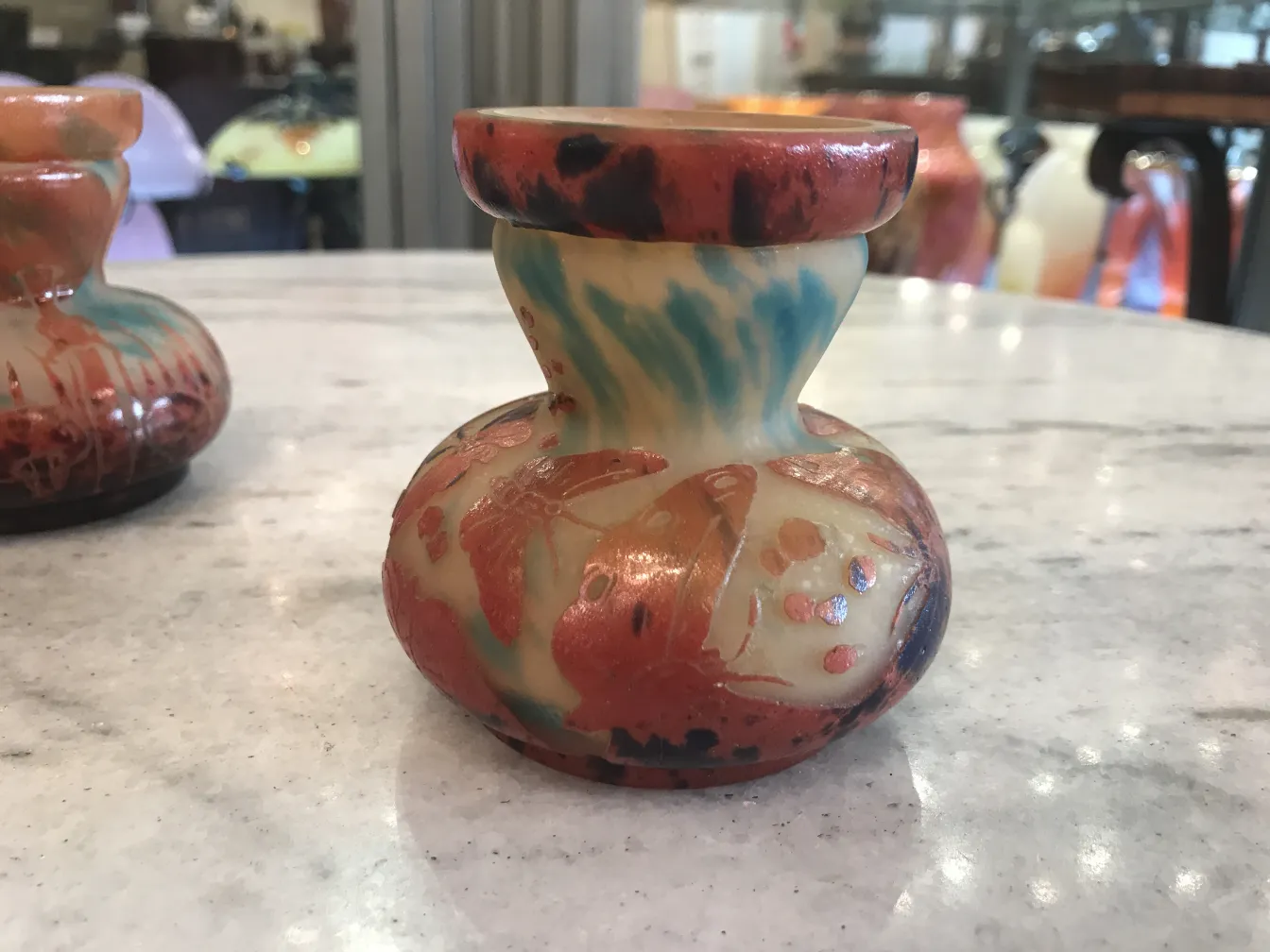 Verre signé Le Verre luxueux avec motifs rouges et bleus.