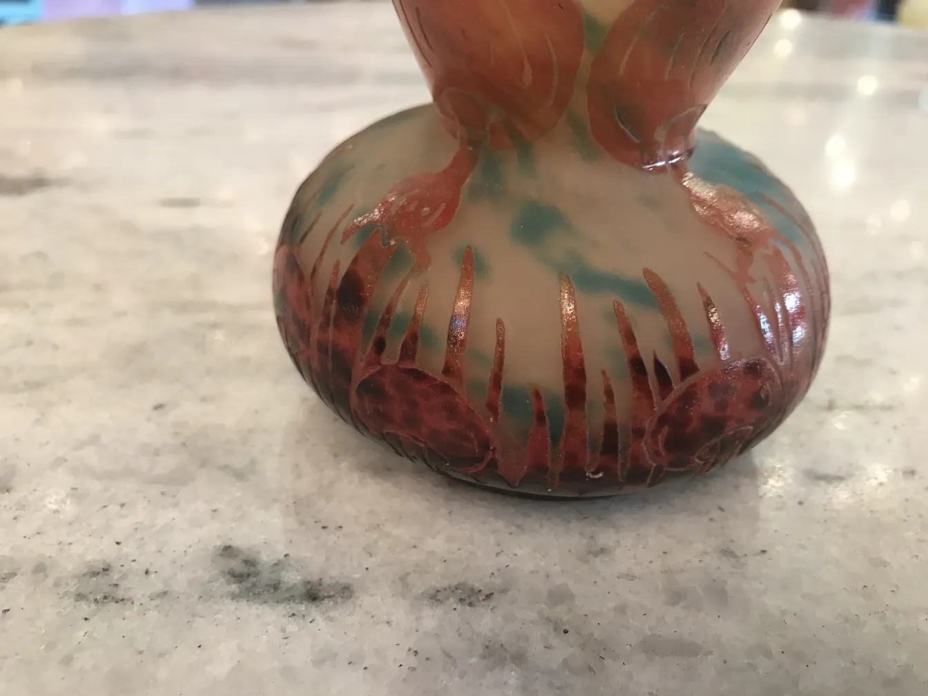 Vista detallada de un vidrio firmado Le Verre con diseño decorativo