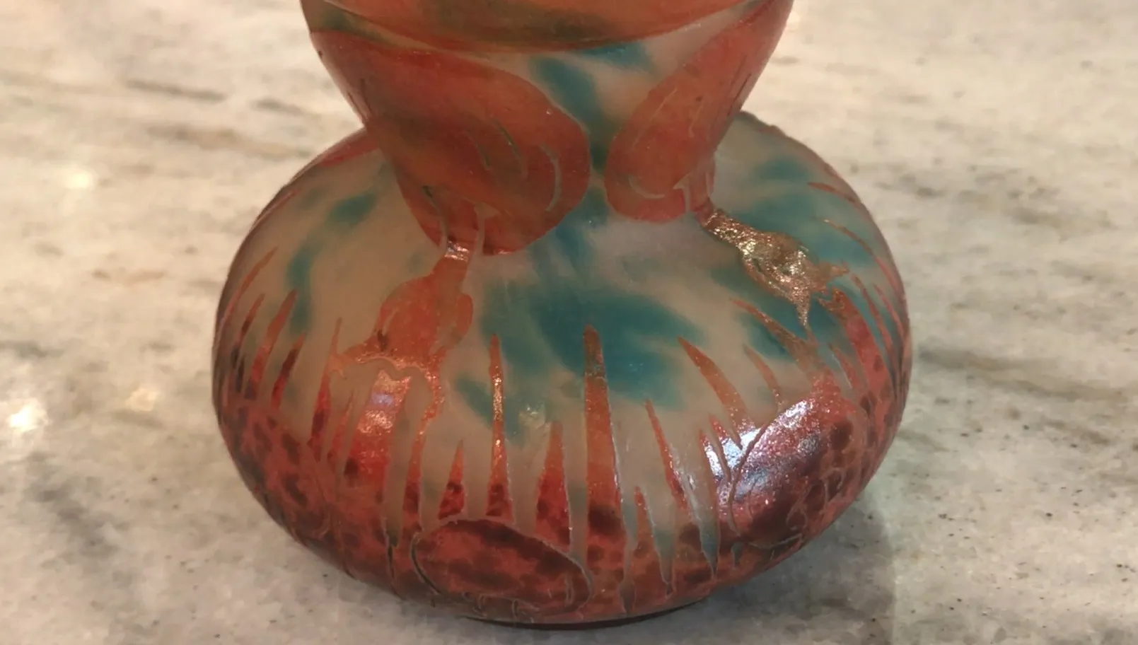 Glass par hastaksharit Le Verre ke rang neela aur laal stylisht roop mein, puratana.