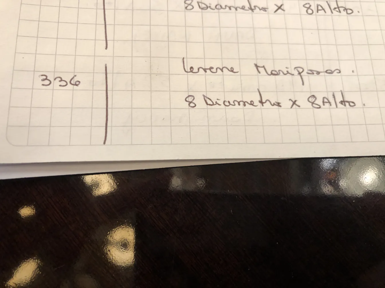 Verre signé Le Verre avec détails clairs, antiquité. Contexte avec écriture mise en évidence.