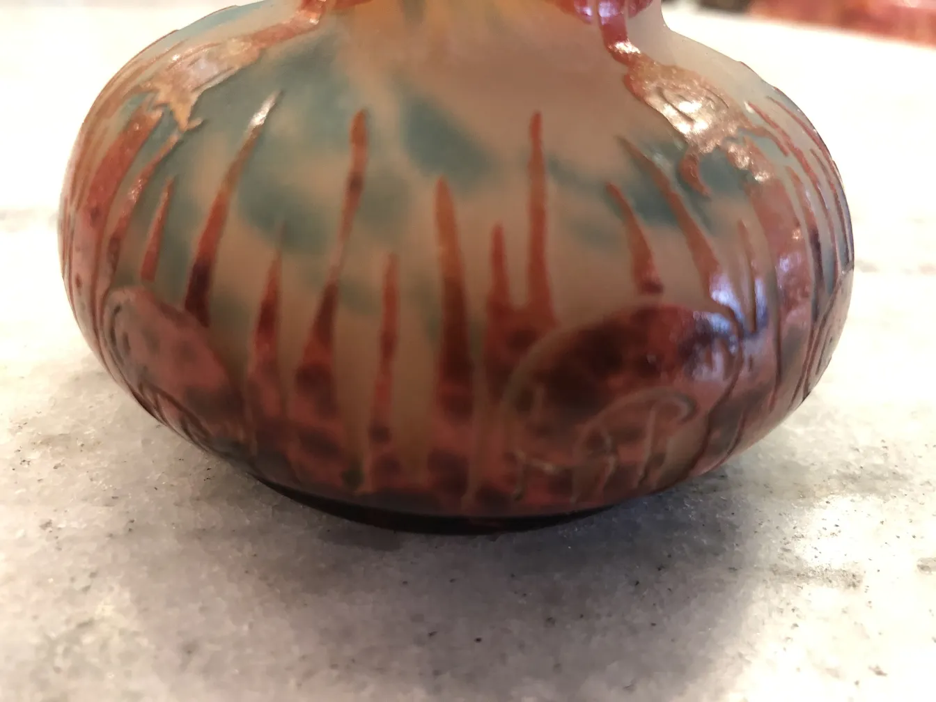 Vetro firmato Le Verre con dettagli artistici in toni caldi