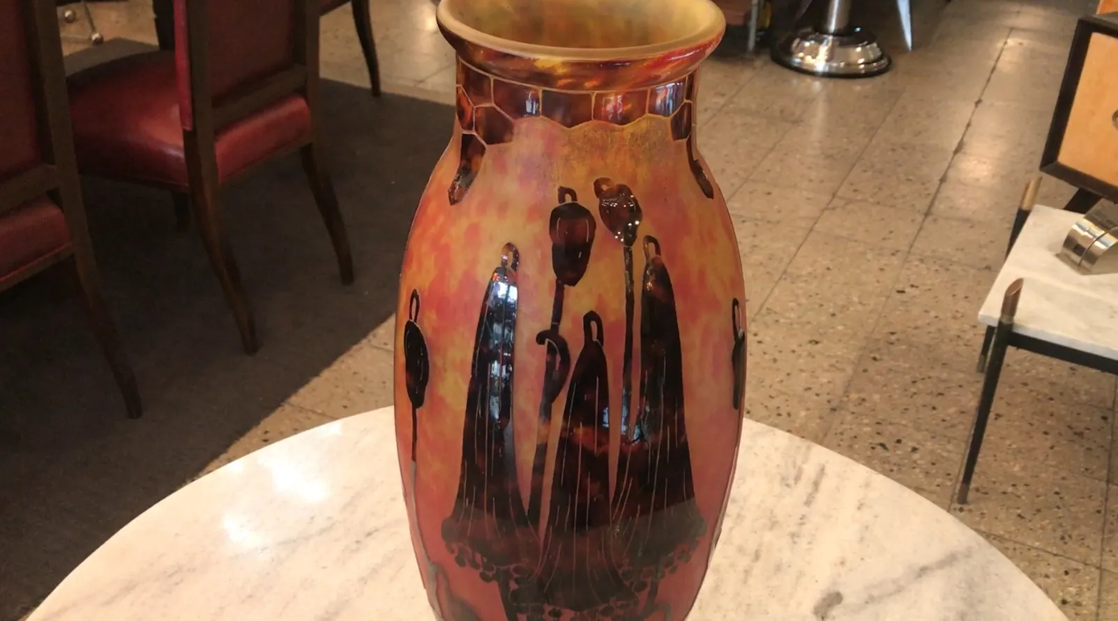 vase ancien en verre signé le verre avec dessin de personnes