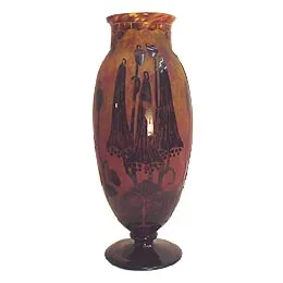 Vase ancien en verre signé Le Verre avec un motif floral sur fond chaud.