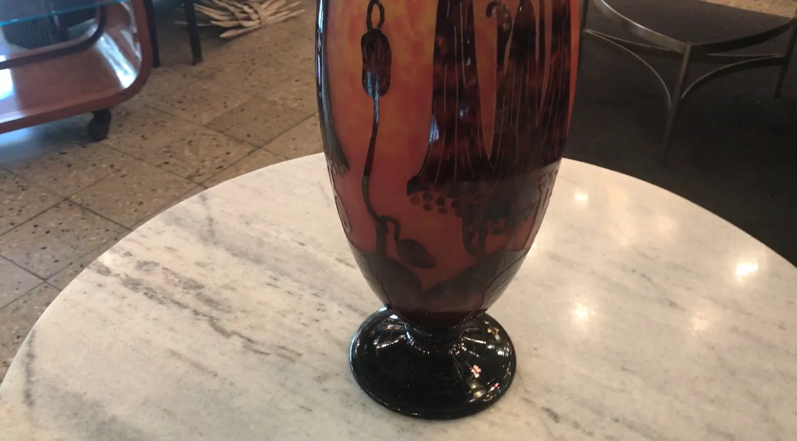 古代サイン入りグラス（Le Verre）暖色系の大理石の上に