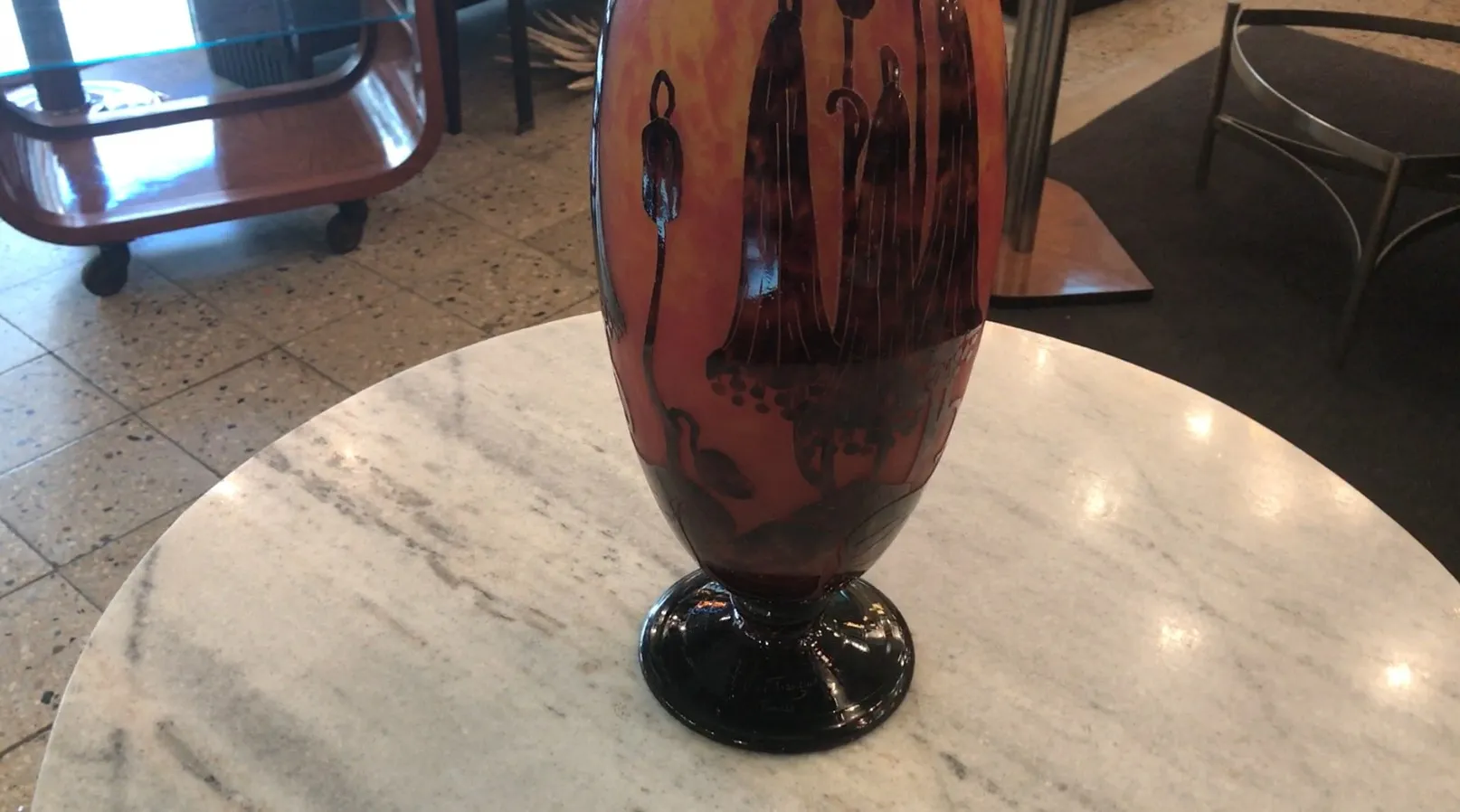 Antikes Gefäß mit dekorativem Design und schwarzem Sockel, le verre.