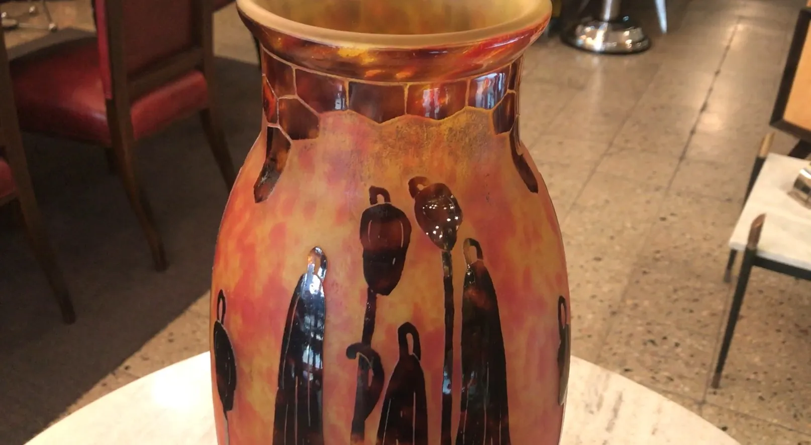 antike Vase aus signiertem Glas Le Verre mit lebhaften Farben