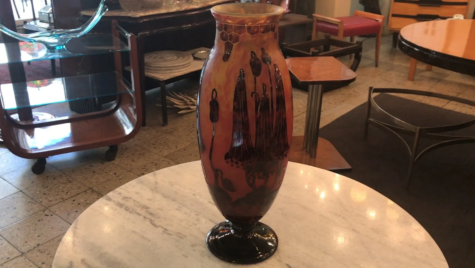 古典的な花瓶、黒いディテールと暖かい色合い、Le Verre