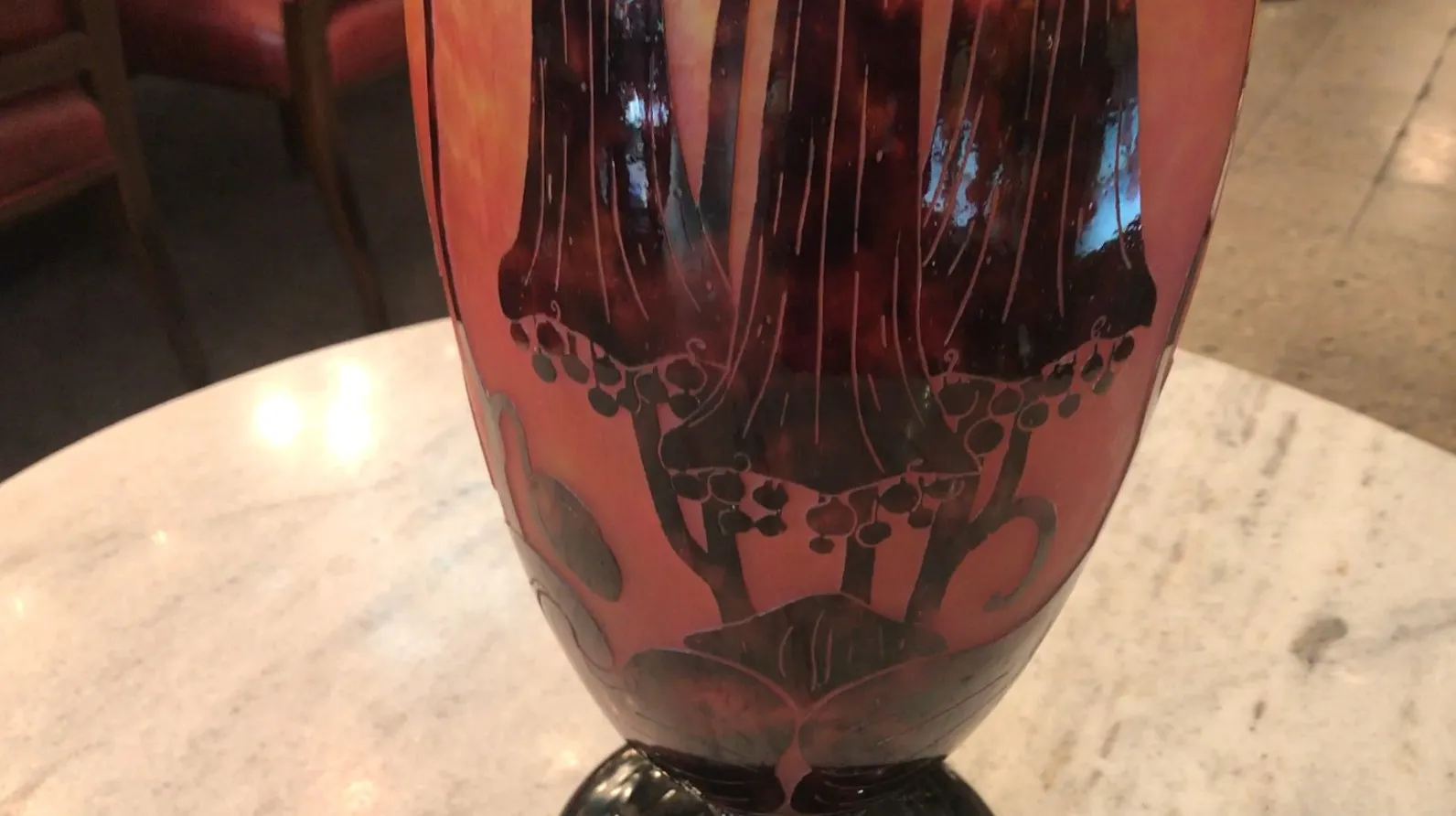 buntes glas mit komplizierten designs, dunkler hintergrund