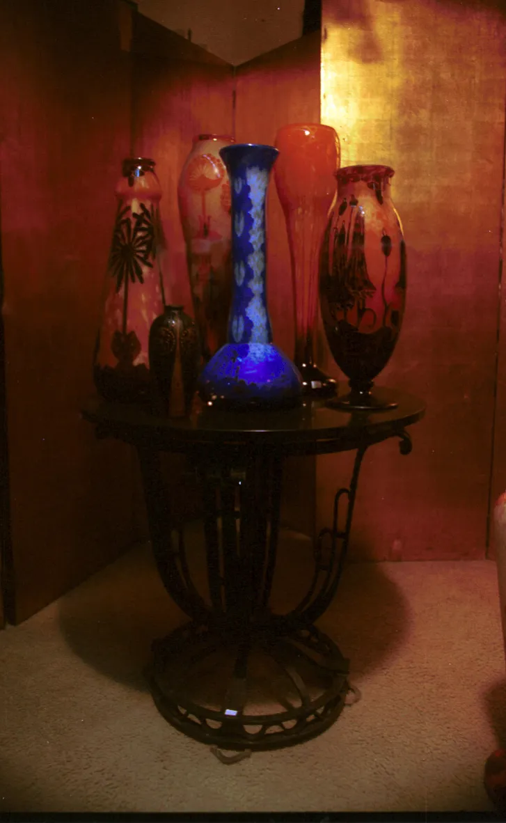 Collection d'antiquités de verre signé Le Verre avec des détails décoratifs.