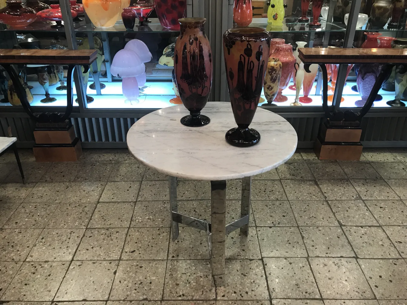 zwei dekorative Glasvasen auf einem Marmortisch