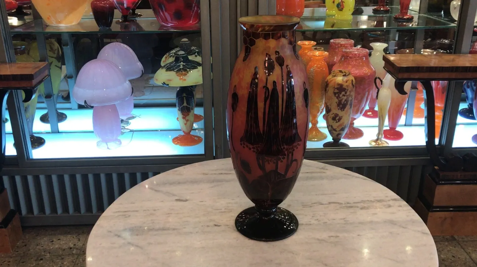 antiquité vase en verre avec motif floral signé le verre, décoré et brillant.