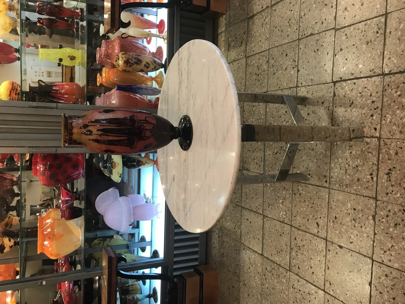 زجاج موقّع قديم بتصميمات باللون الكهرماني والأسود