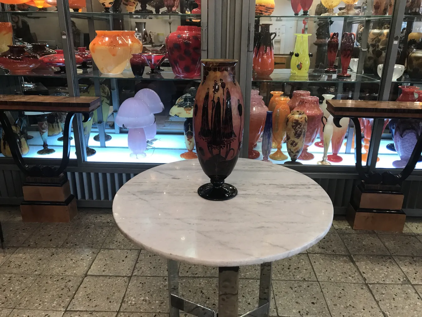 サイン入りグラス（Le Verre）の背景にある装飾品