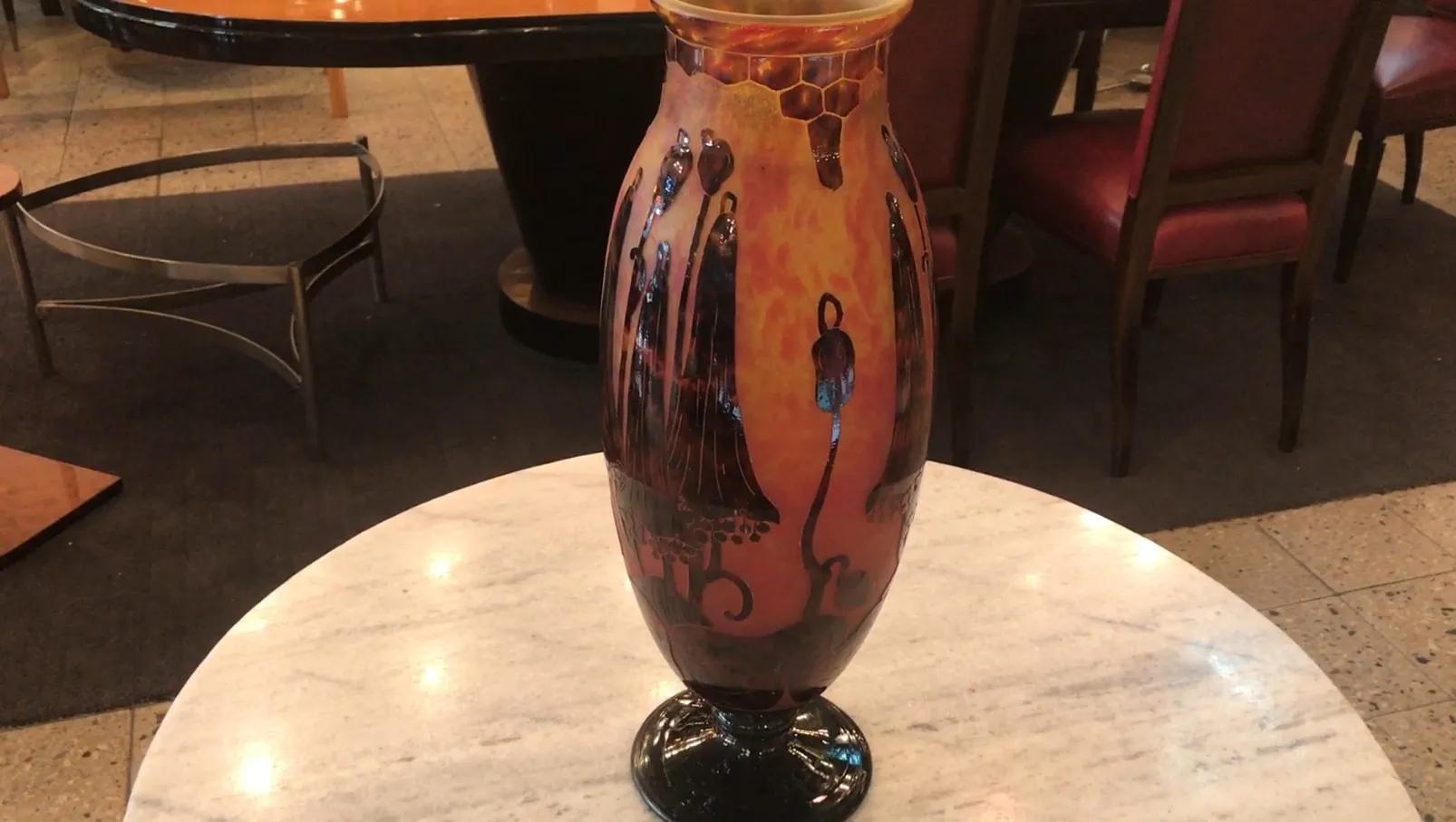 सजावटी विवरण के साथ प्राचीन हस्ताक्षरित ग्लास वास