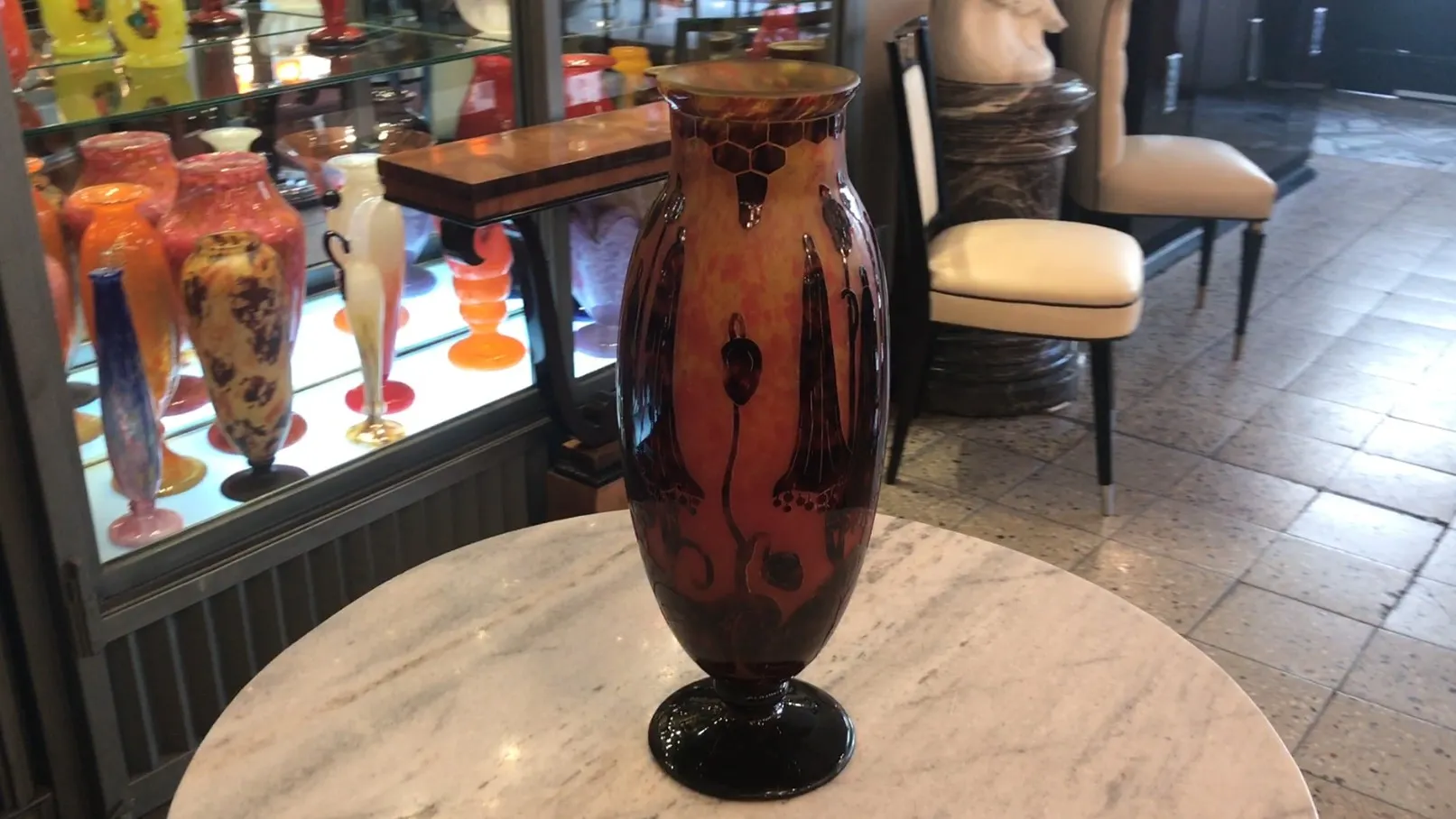 Vaso antico con dettagli artistici in colori caldi, firmato Le Verre.