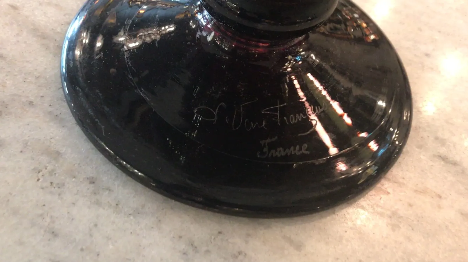 서명이 있는 검은 유리 바닥, 밝은 환경