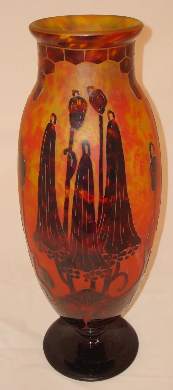 Antiguidades com vidro assinado de Le Verre, decoração artística com figuras.