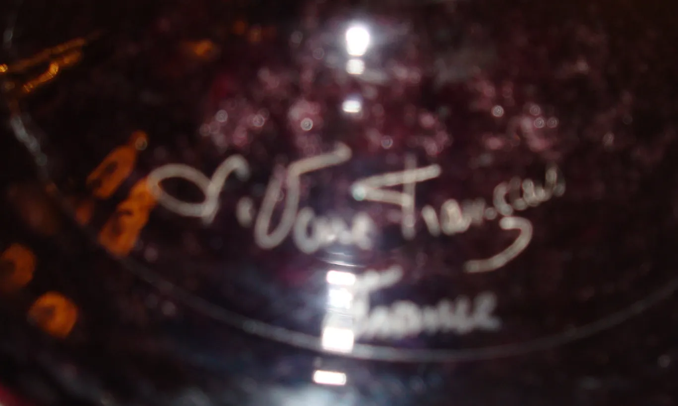 Antikes signiertes Glas Le Verre mit eleganten Details.