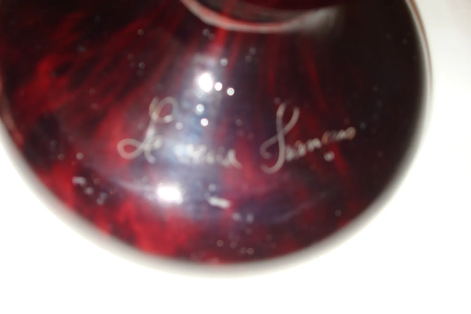 antikes Glas mit Unterschrift, dekorativ und farbenfroh, auf hellem Hintergrund präsentiert