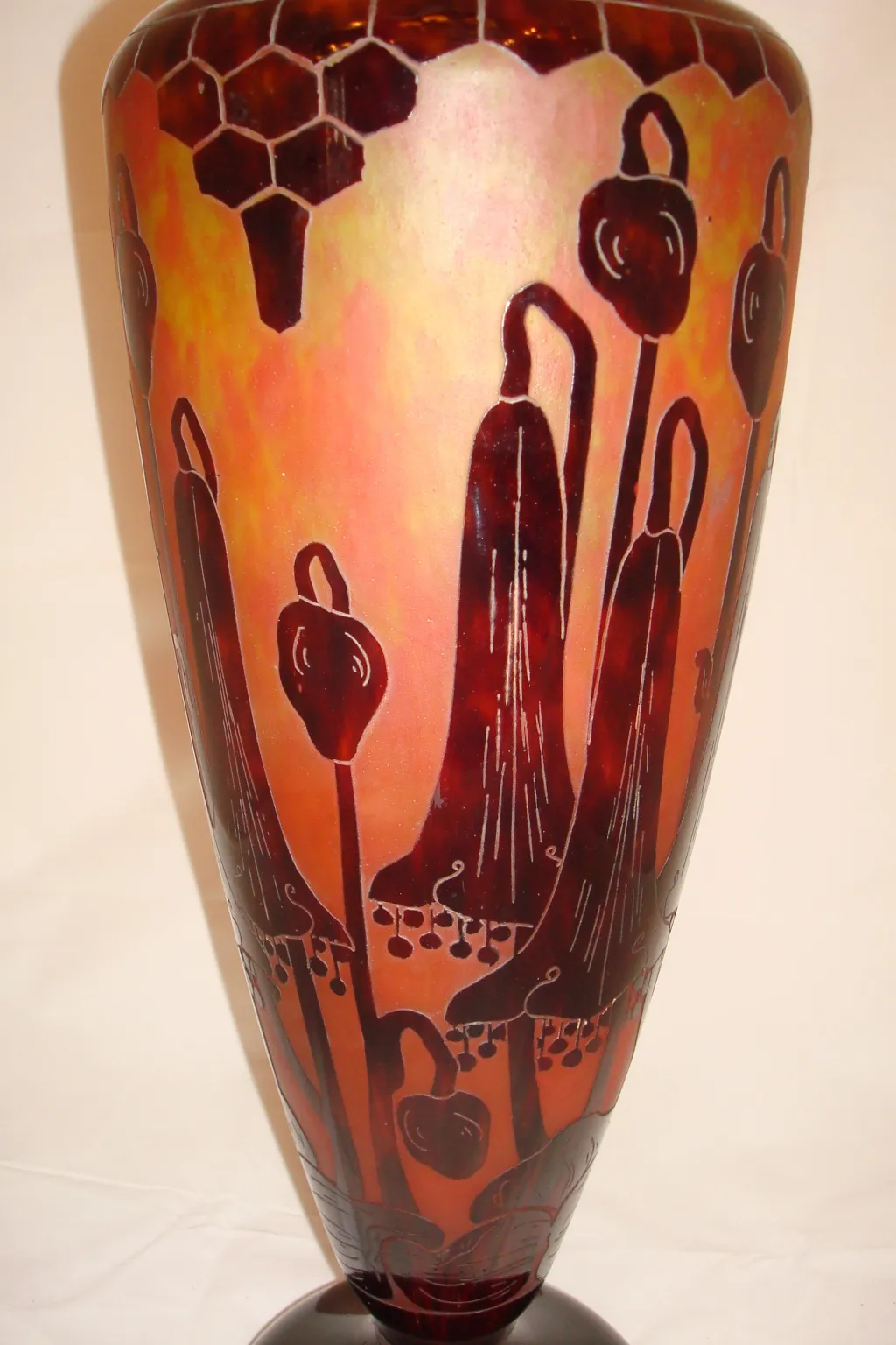 Vaso antigo de vidro assinado Le Verre, com cores vibrantes e motivos decorativos.