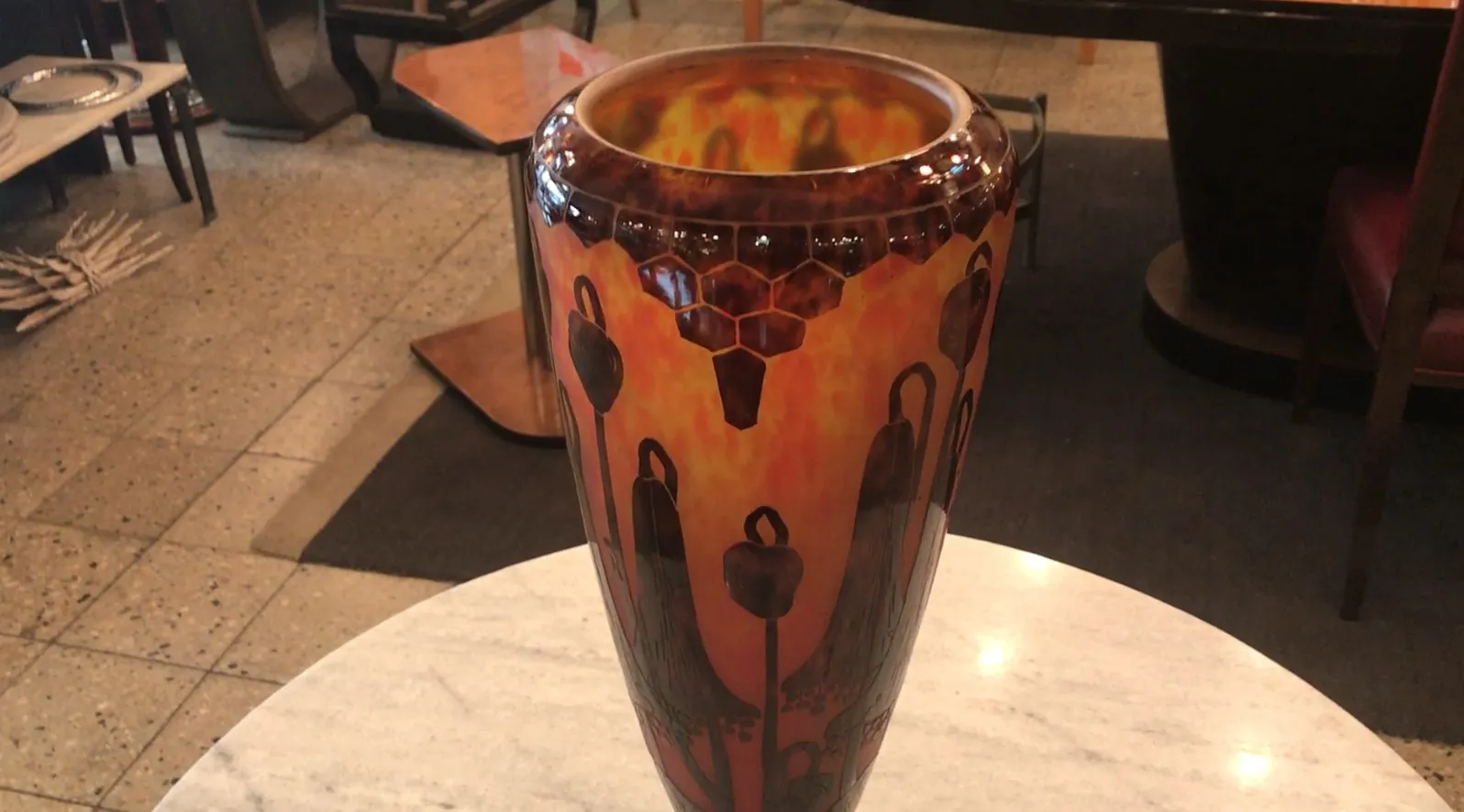 प्राचीन हस्ताक्षरित काच Le Verre, फ्रांसीसी डिज़ाइन के साथ रंगीन सजावट।