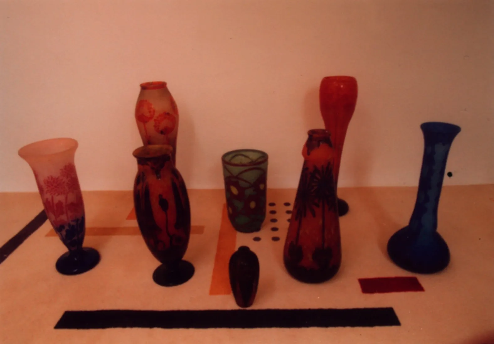 variété d'antiquités en verre signé en couleurs