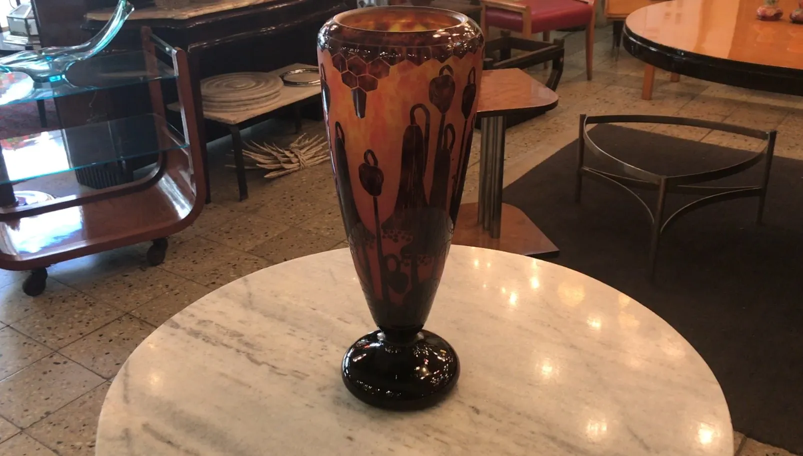 签名玻璃花瓶 le verre，背景温暖色调，装饰