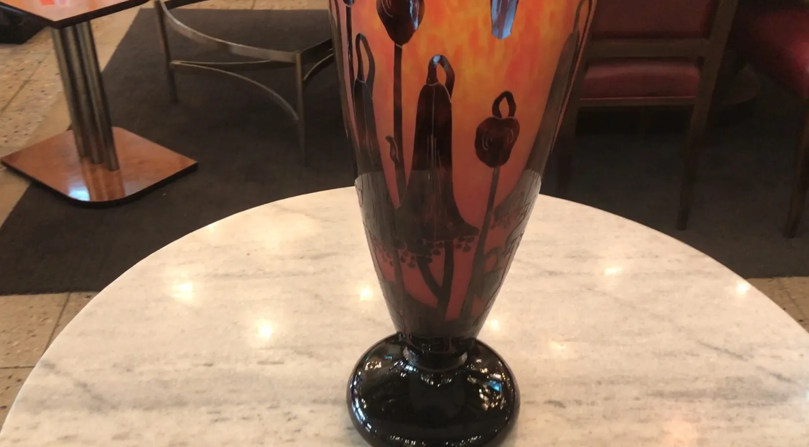 Vaso antigo com design floral em fundo vermelho