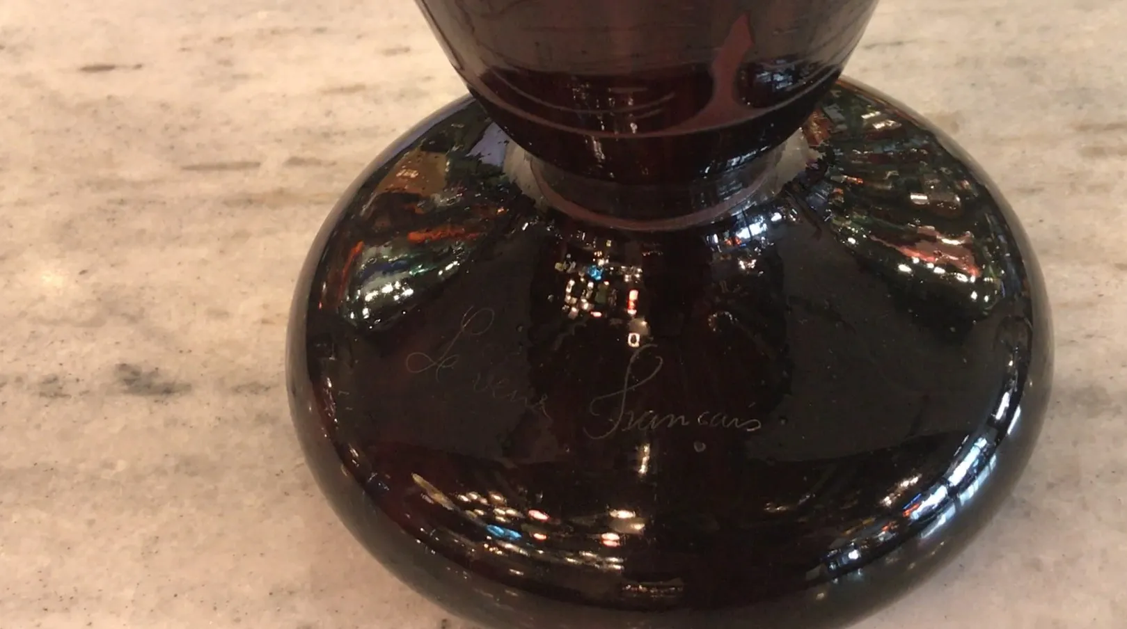 vidro antigo assinado com estilo elegante le verre