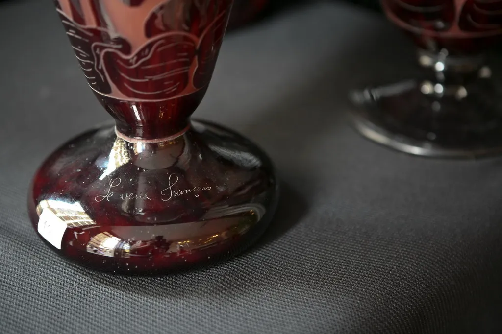 Verre signé Le Verre avec base rouge