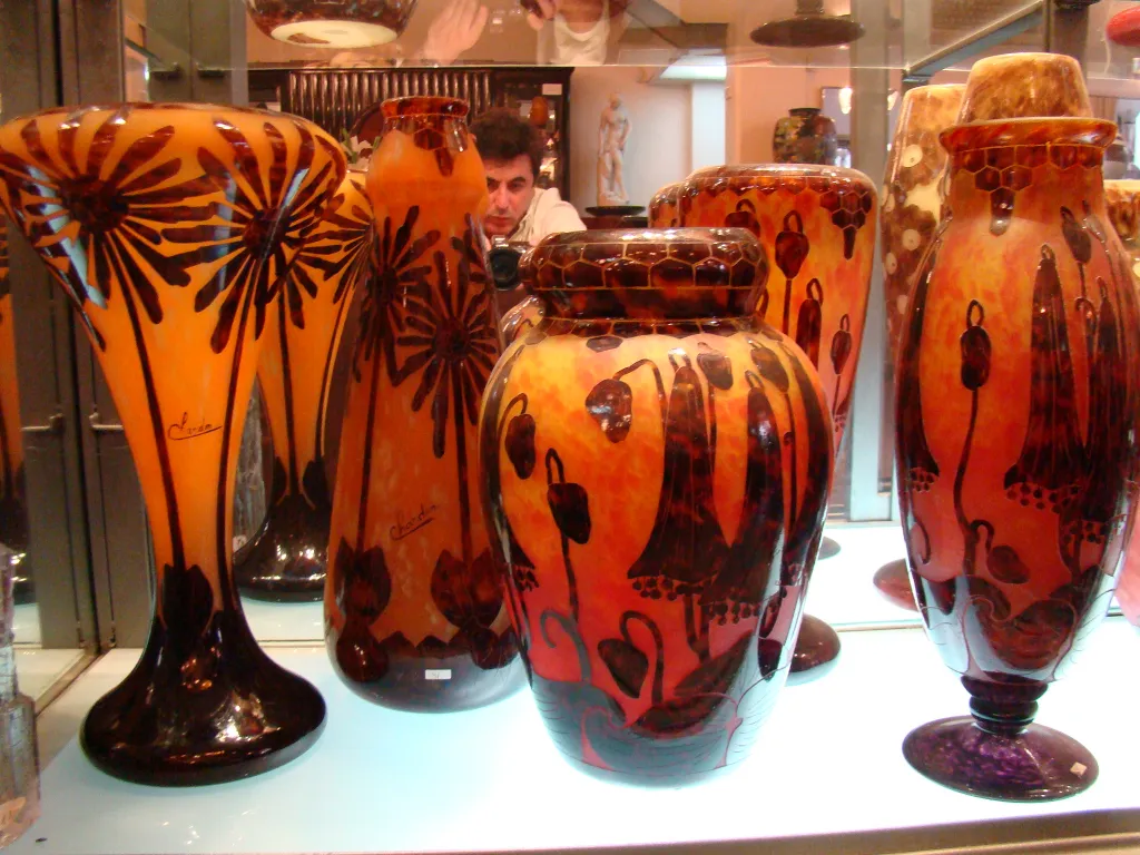 Vases anciens en verre avec un motif distinctif, couleur ambre et noir.