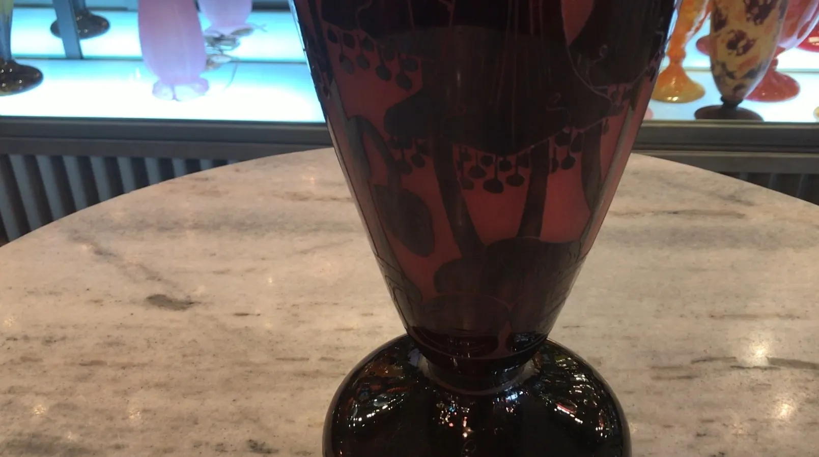 verre signé ancien avec décorations sombres et douces, base large