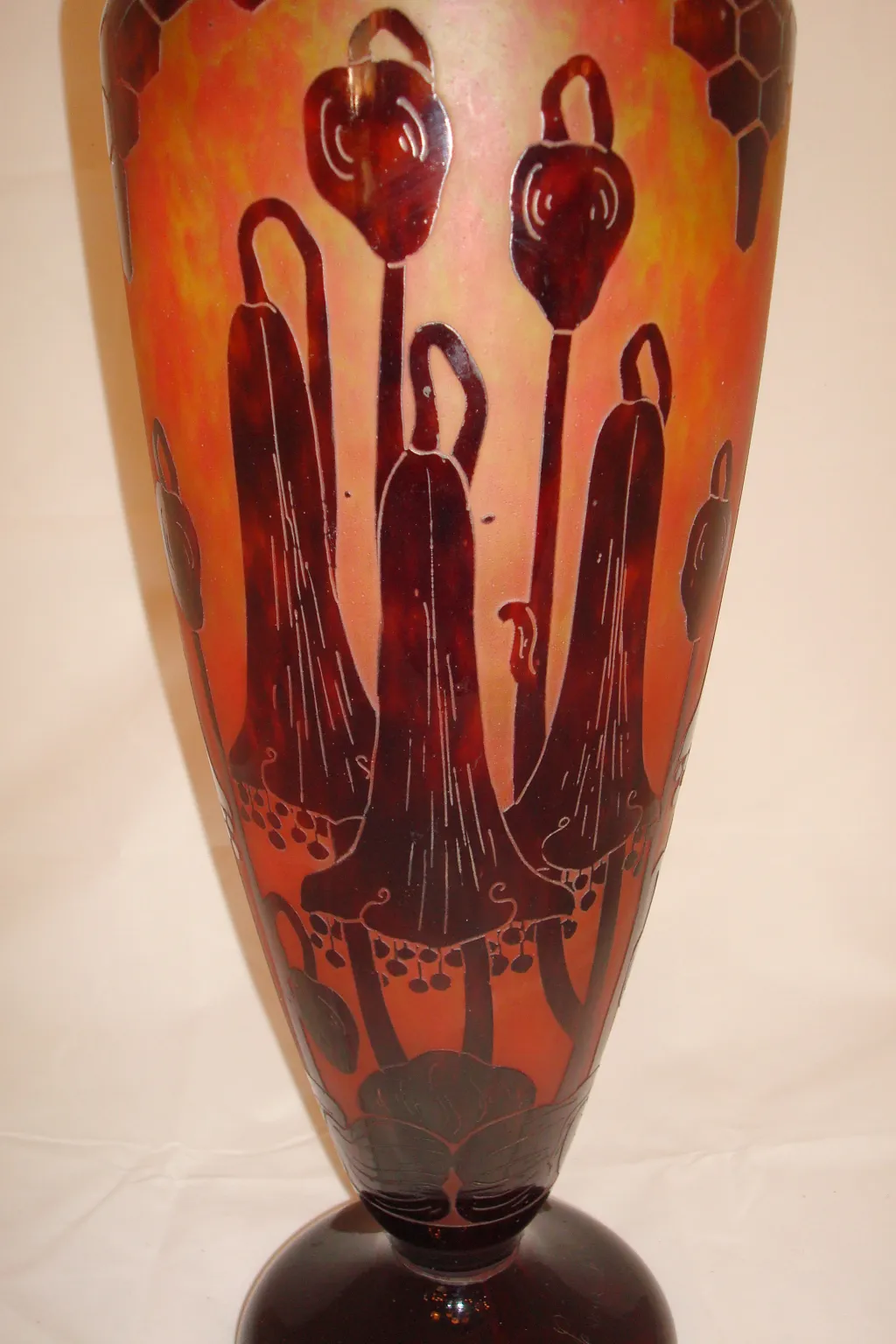 Verre ancien avec décoration florale sculptée, signé