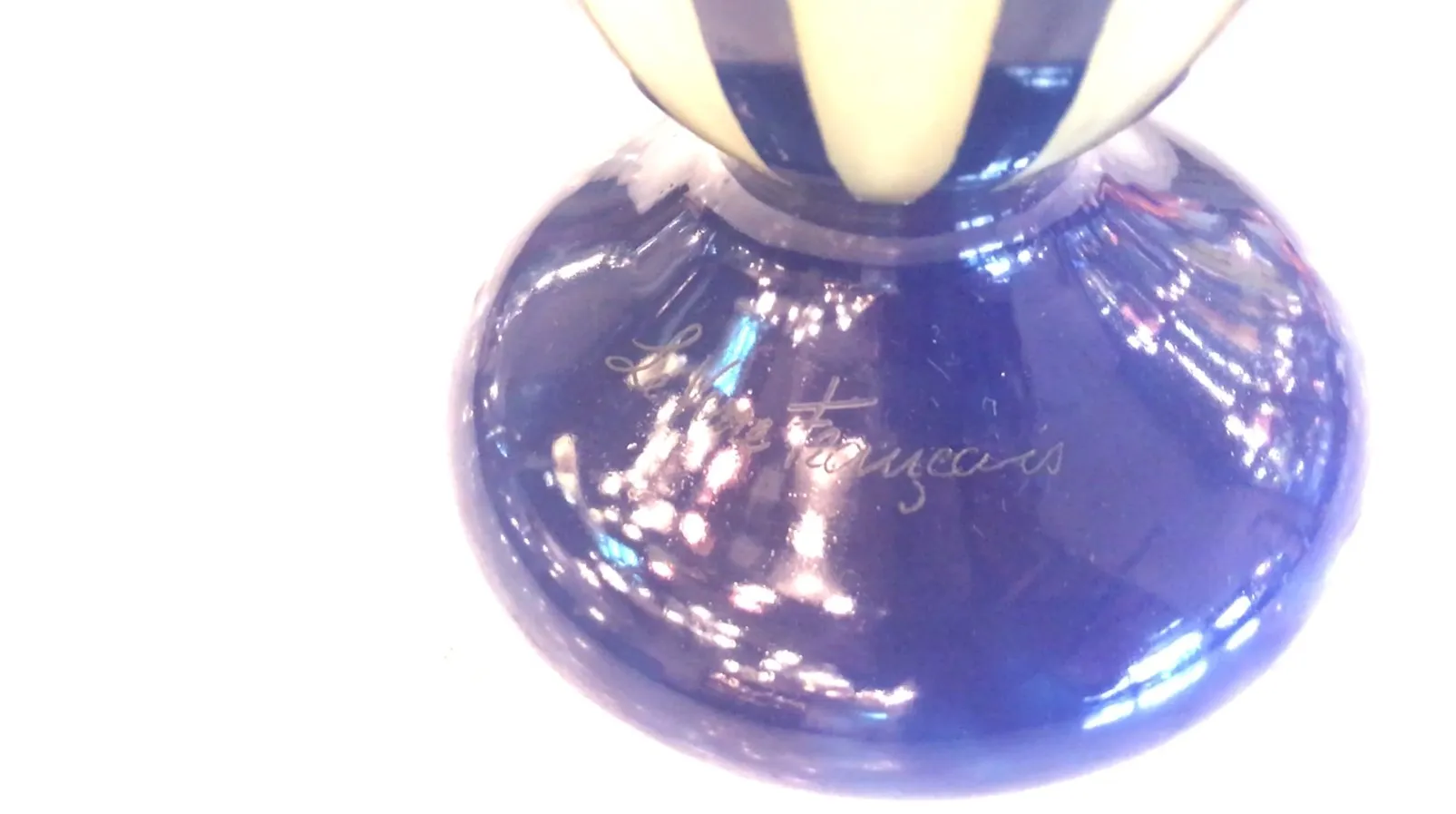 Antikes signiertes Glas mit dekorativen Details und Glanz.