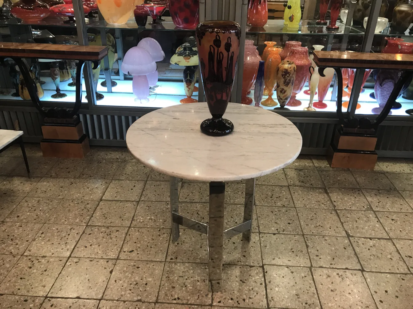 Verre signé ancien de Le Verre sur une table en marbre.