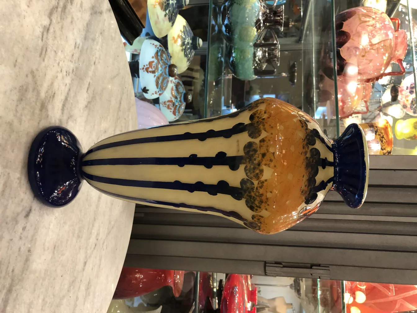 Vaso antico con design colorato e linee verticali