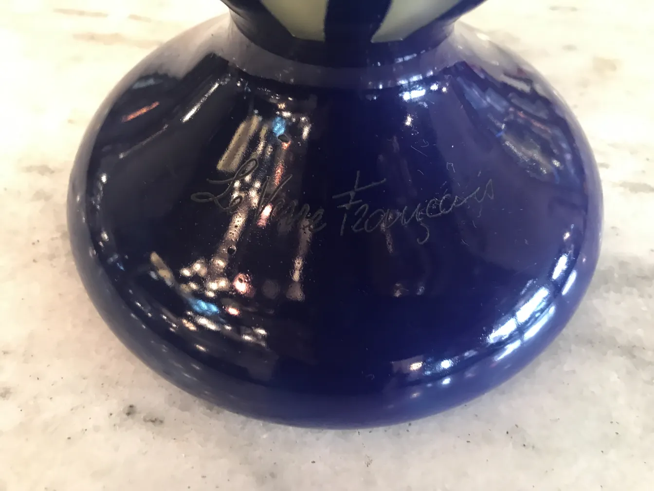 Verre signé Le Verre avec inscriptions à la base, fond clair et reflets