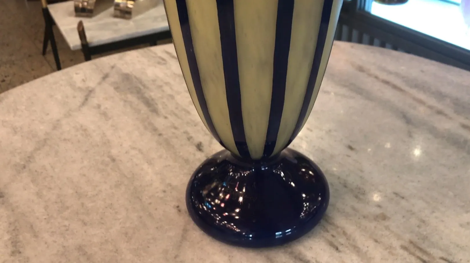 서명된 유리잔 Le Verre, 줄무늬 및 우아한 환경의 원형 기반.