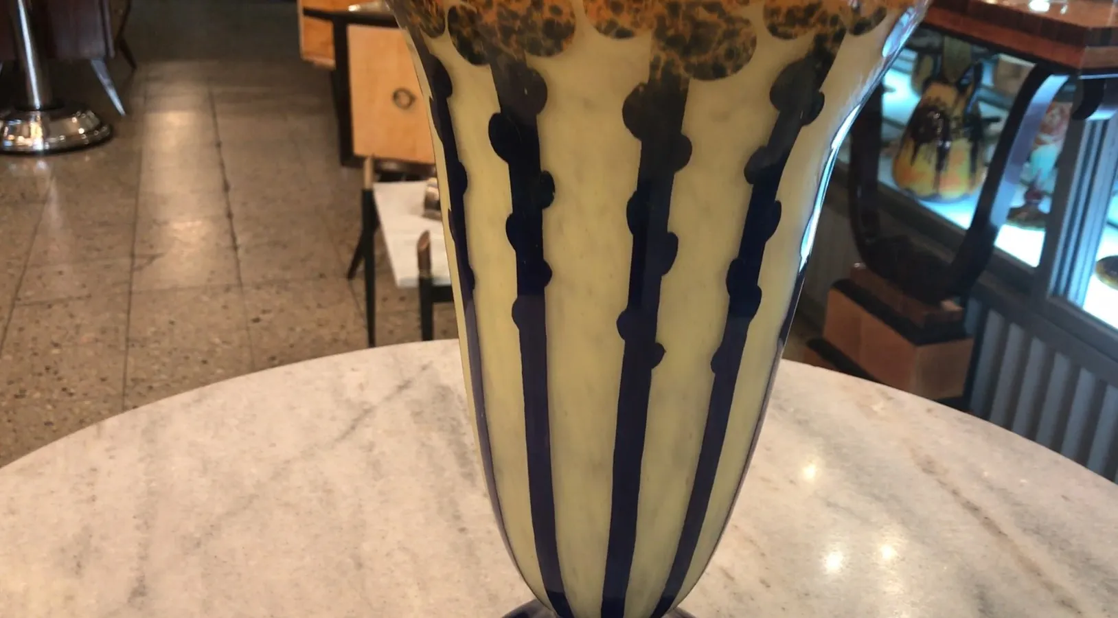 Vaso antico in vetro firmato Le Verre dal design accattivante