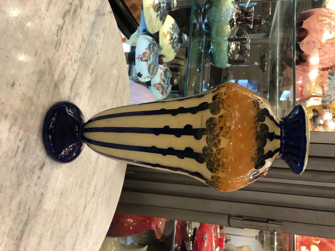 Vaso antico con motivo a strisce blu e arancioni