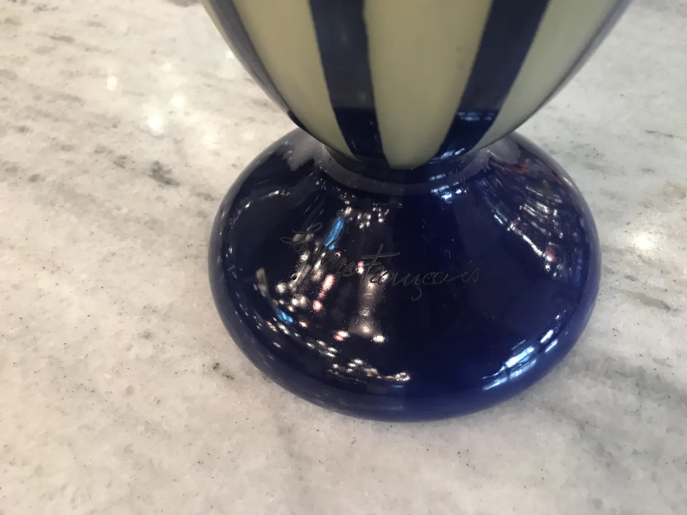 Vidro antigo assinado Le Verre com detalhes decorativos azuis e amarelos