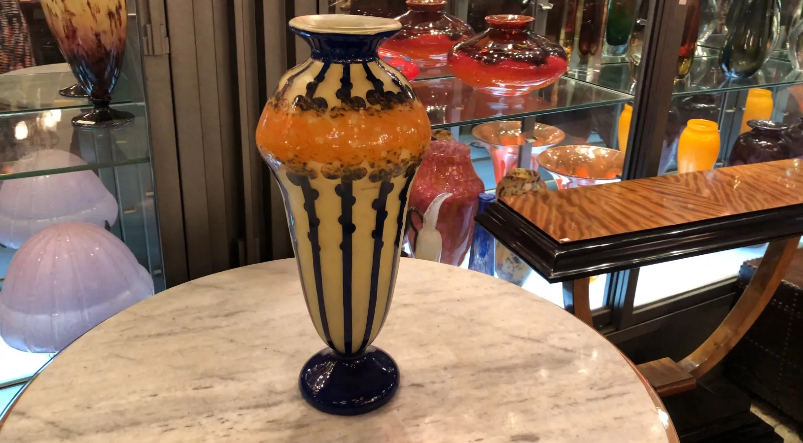 Antiguo vidrio firmado Le Verre con patrón colorido en un entorno elegante