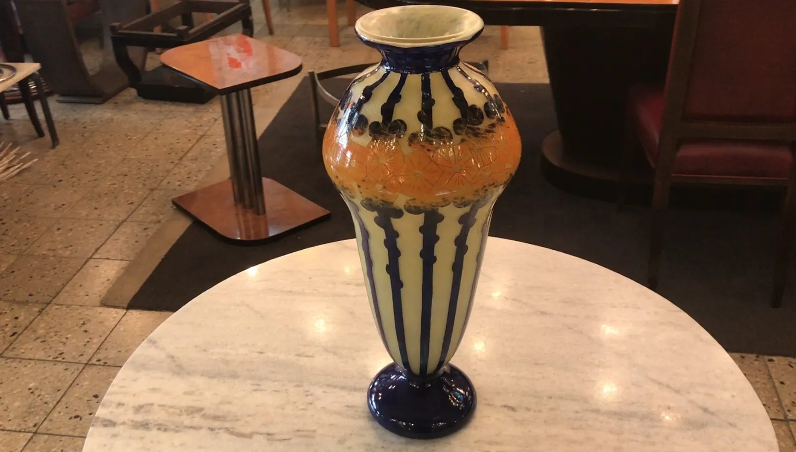 jarrón antiguo de vidrio firmado le verre con decoración colorida