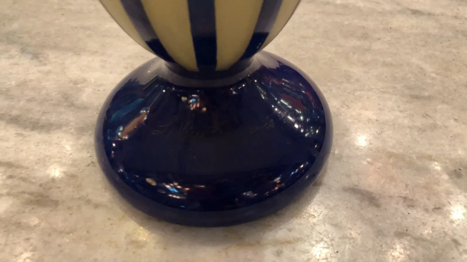 Vidrio firmado Le Verre con diseño decorativo, pie oscuro