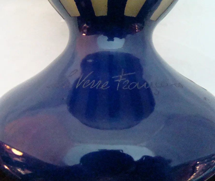 verre bleu ancien avec signature, style le verre, décoration élégante