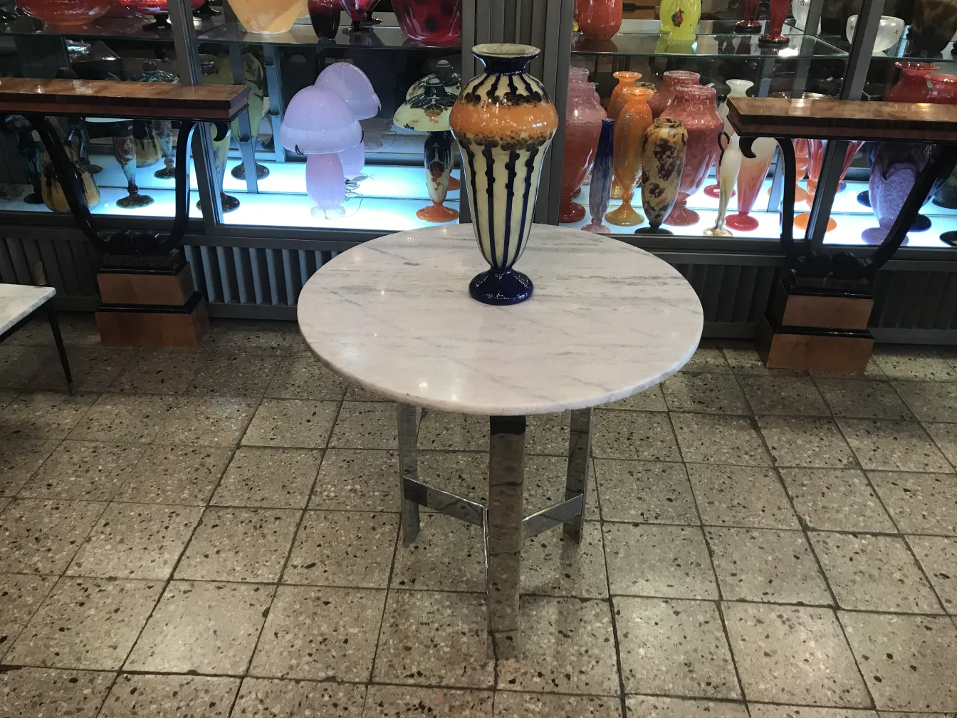 Antikes signiertes Glas Le Verre, stilvolle Dekoration in farbenfrohem Ambiente.