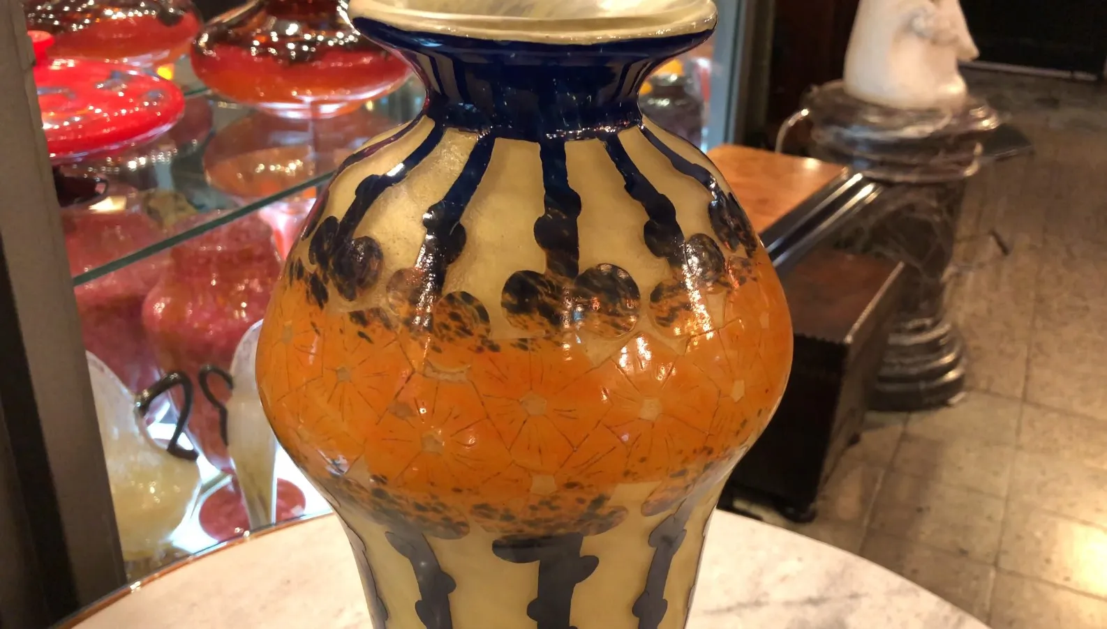 Antiquariato con design colorato, dettagli decorativi su vetro firmato.