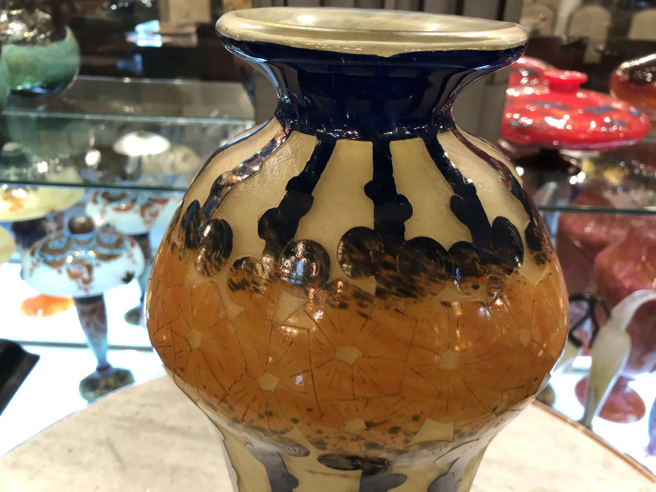 vase ancien avec design décoratif coloré