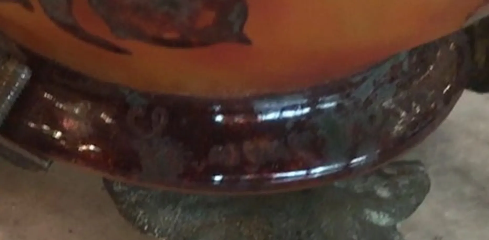 Verre ancien signé avec caractéristiques décoratives